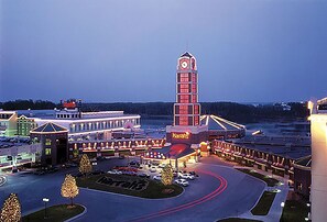 Ein Hotel mit einem markanten Glockenturm, einem Parkplatz und einem Harrah's Casino.