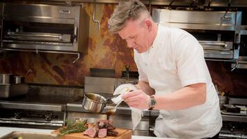 3 restaurantes, se sirven desayunos, comidas, cenas y cocina americana