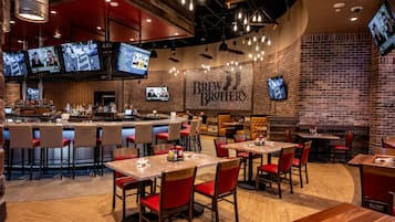 3 restaurants; ze serveren er ontbijt, lunch, diner en brunch