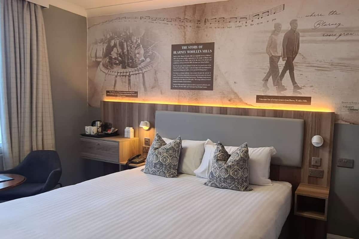 classic room, 1 king bed, non smoking | down duvets, tempur-pedic beds, in-room safe, desk