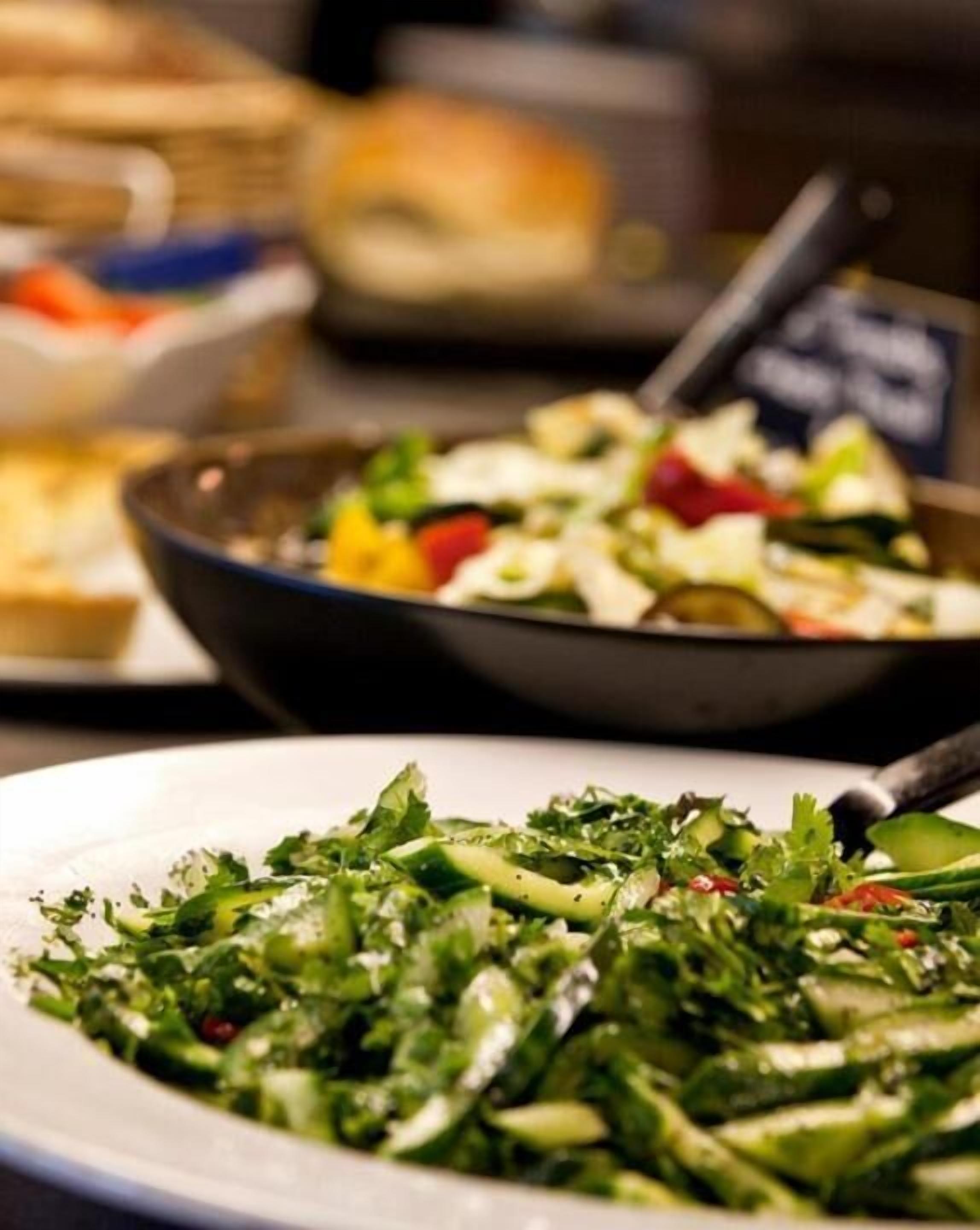Una ensalada de hojas verdes mixtas con diversos vegetales.
