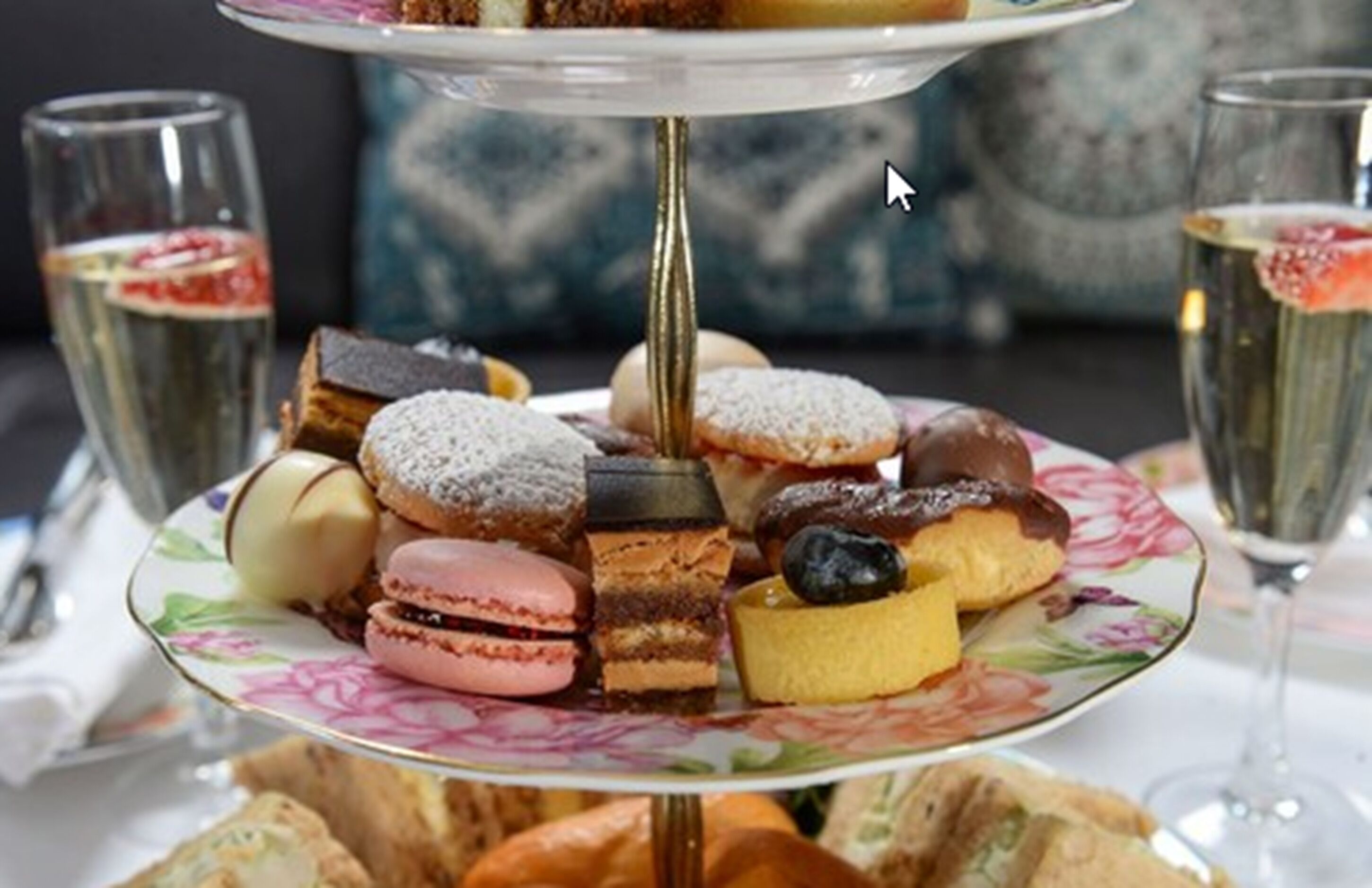 Un soporte escalonado para postres con diversas pastelerías y dulces.