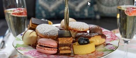 Un soporte escalonado para postres con diversas pastelerías y dulces.