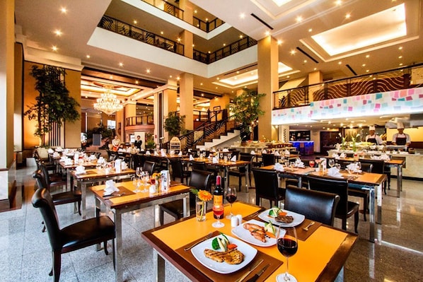 2 restaurants servant le déjeuner, le dîner et le souper