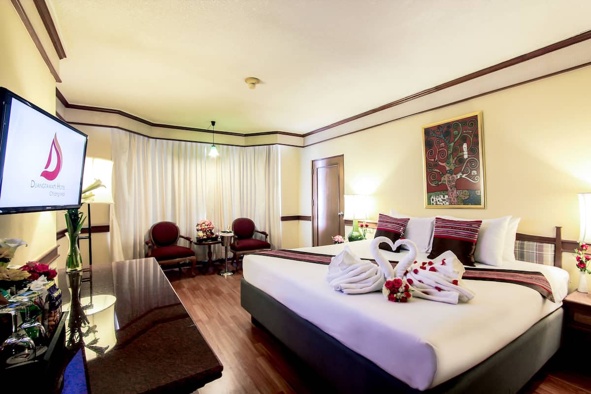 Junior Suite (Inc. Breakfast) | Minibar, una cassaforte in camera, una scrivania