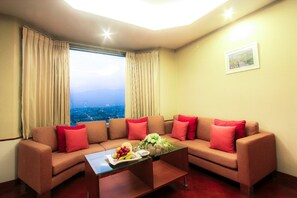 Minibar, coffres-forts dans les chambres, bureau