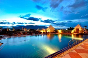 Outdoor pool - Duangtawan Hotel Chiang Mai (Chiang Mai)