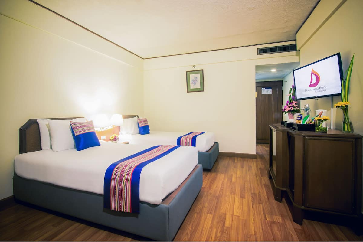 Een minibar, een kluis op de kamer, een bureau, extra bedden (toeslag)