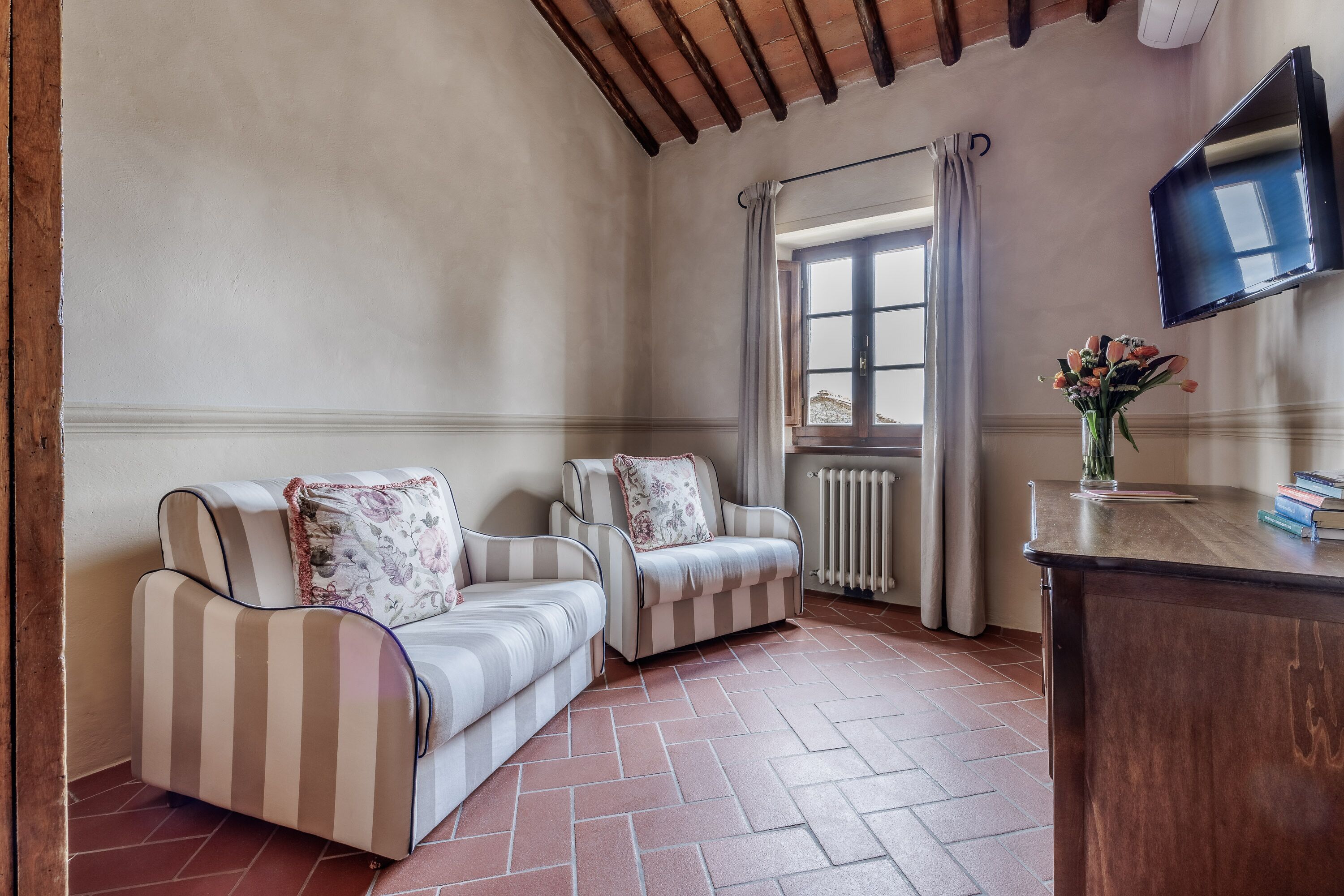 suite, 1 bedroom | 1 bedroom, minibar, individually decorated, individually furnished