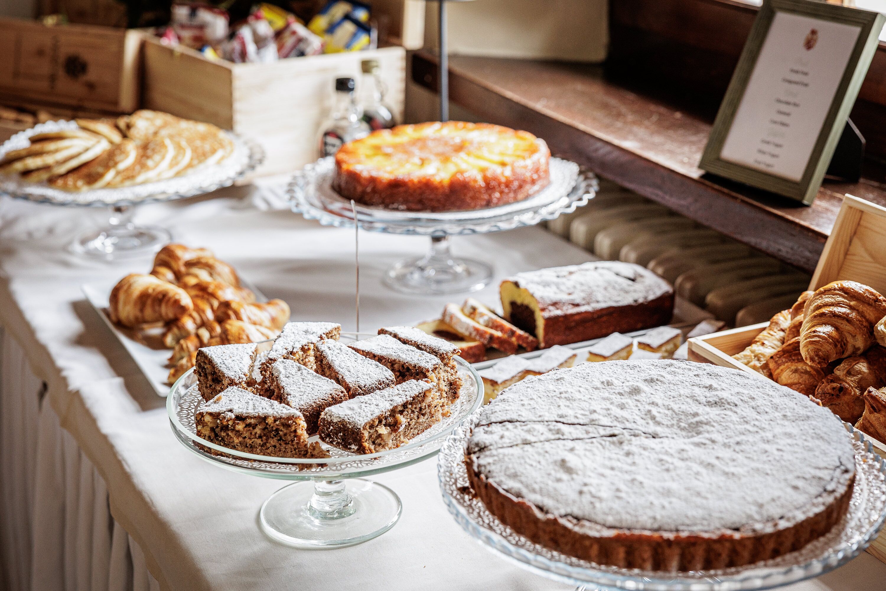 Una mesa de buffet con diversos postres como pasteles y repostería.