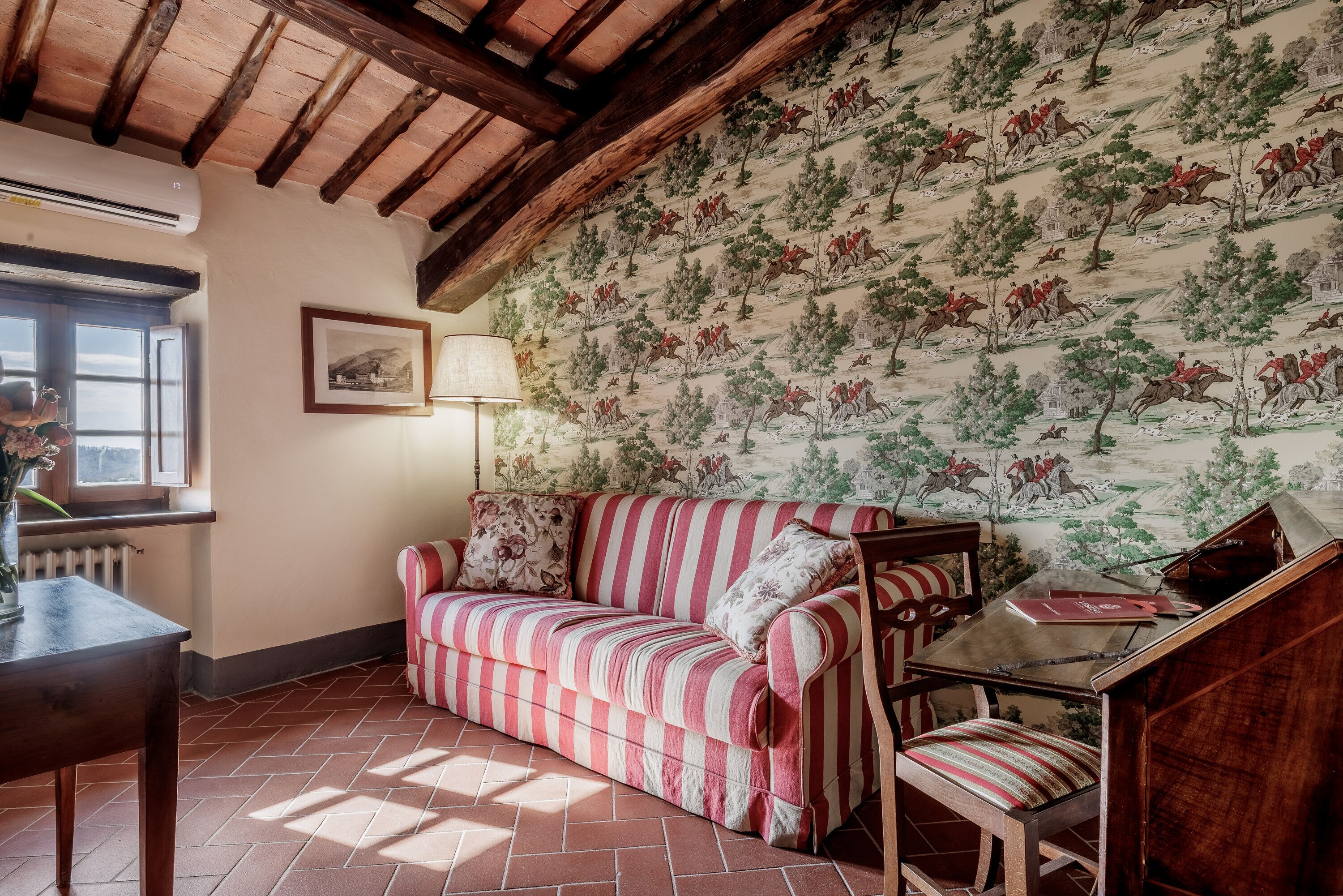 suite, 1 bedroom | 1 bedroom, minibar, individually decorated, individually furnished