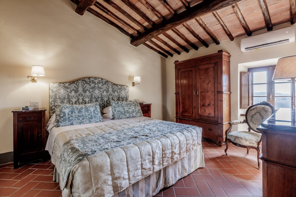 Suite, 1 Bedroom | 1 bedroom, minibar, individually decorated, individually furnished