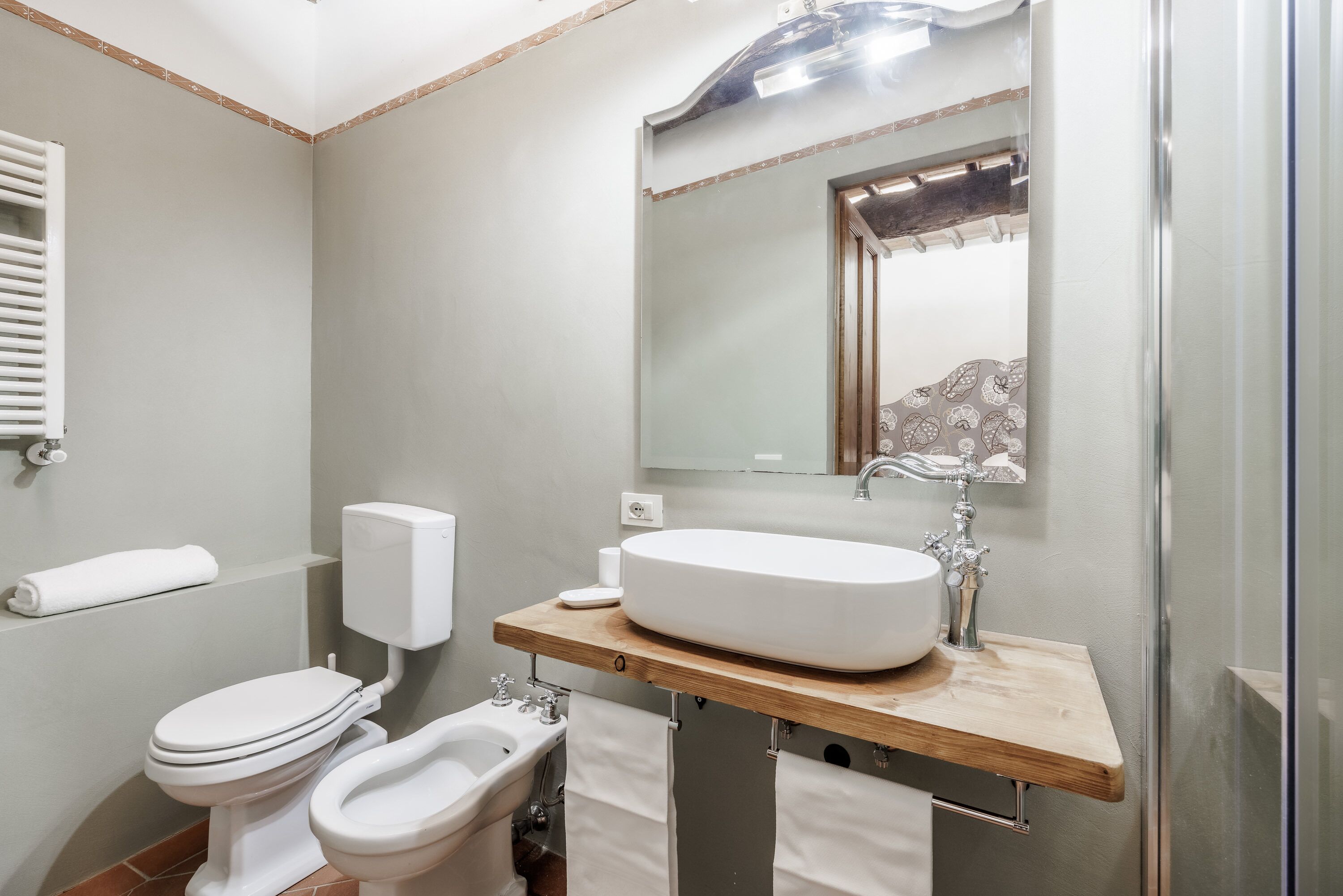 camera deluxe plus | bathroom | combined shower/bathtub, free toiletries, hair dryer, slippers