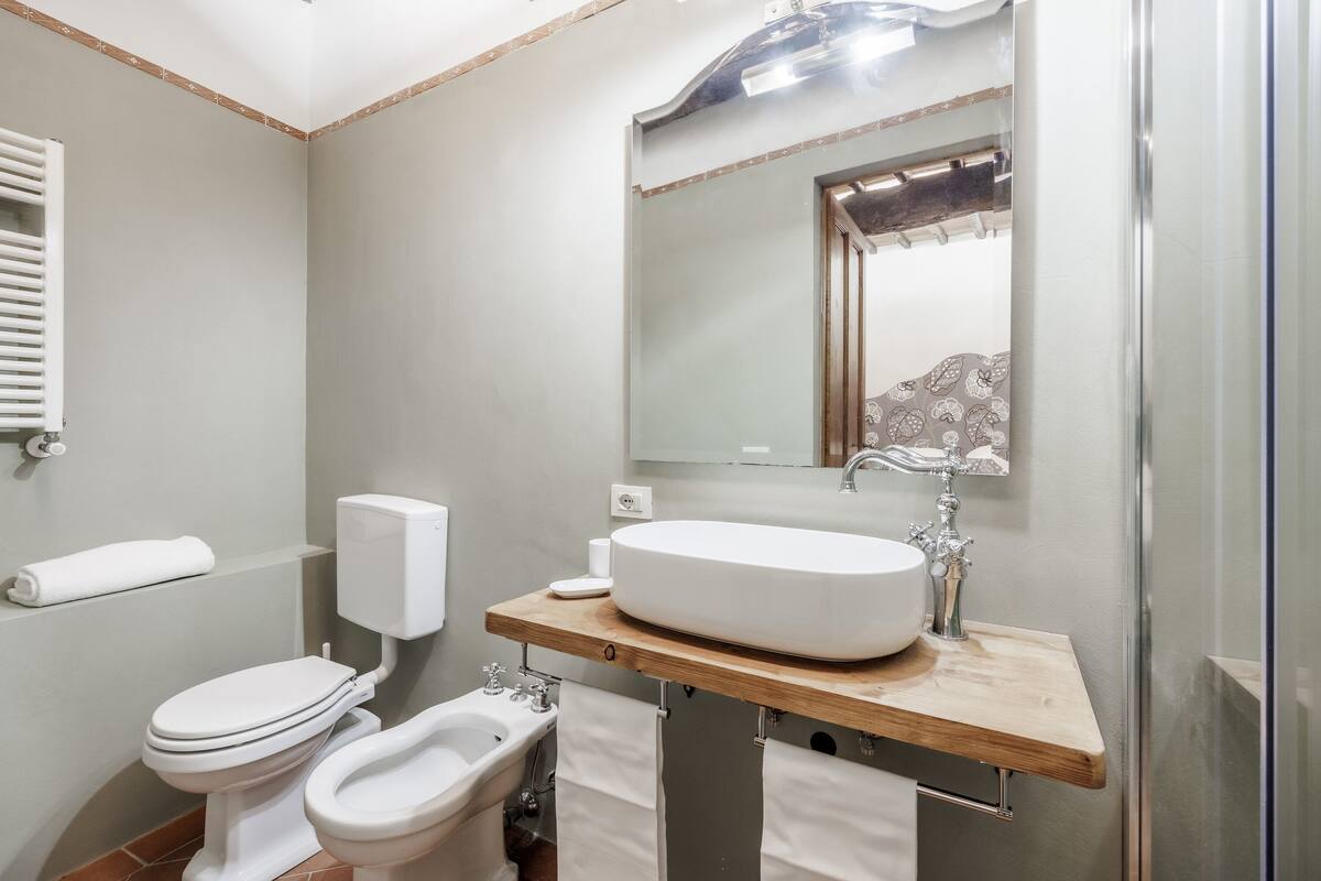 camera deluxe plus | bathroom | combined shower/bathtub, free toiletries, hair dryer, slippers