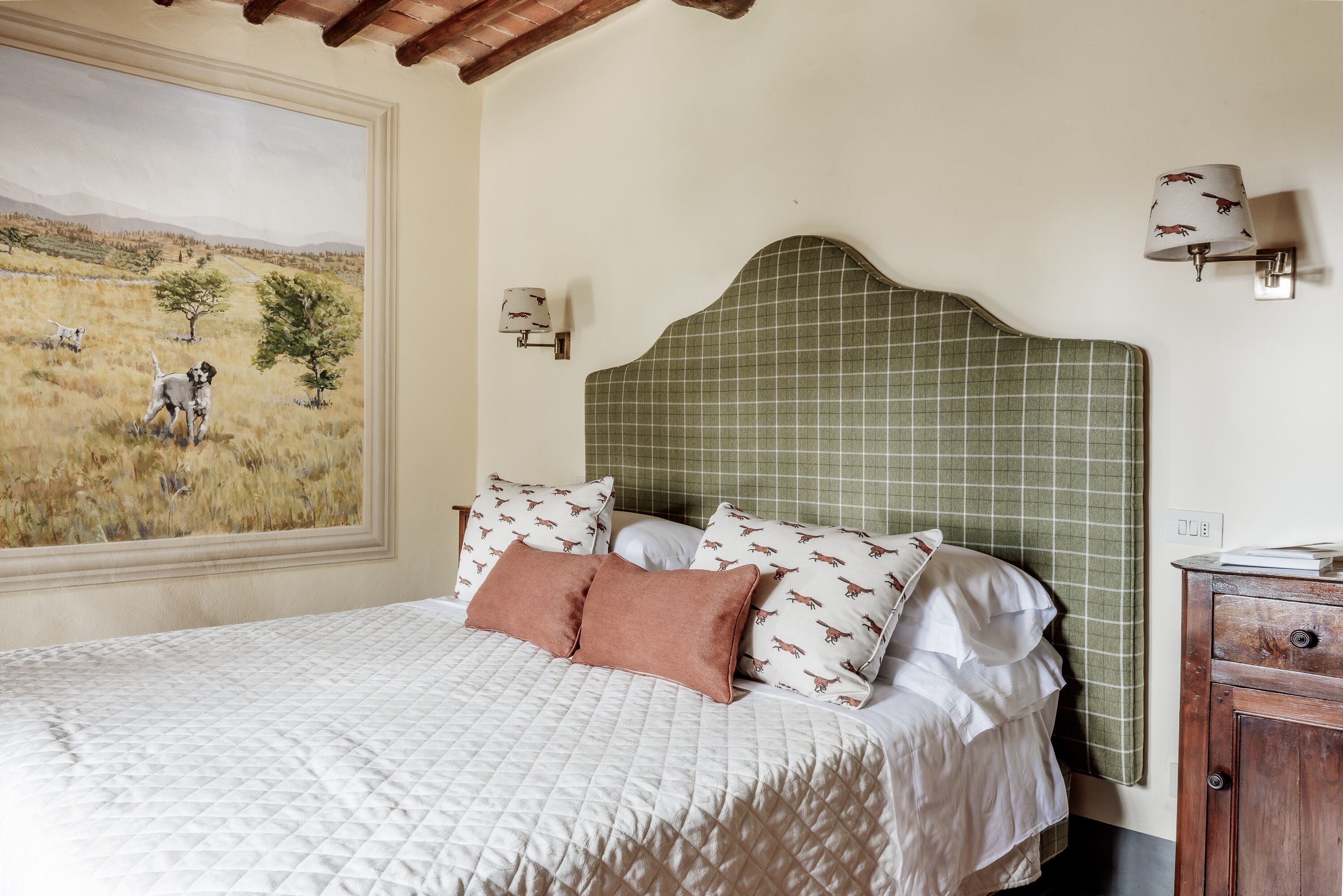 superior room | 1 bedroom, minibar, individually decorated, individually furnished