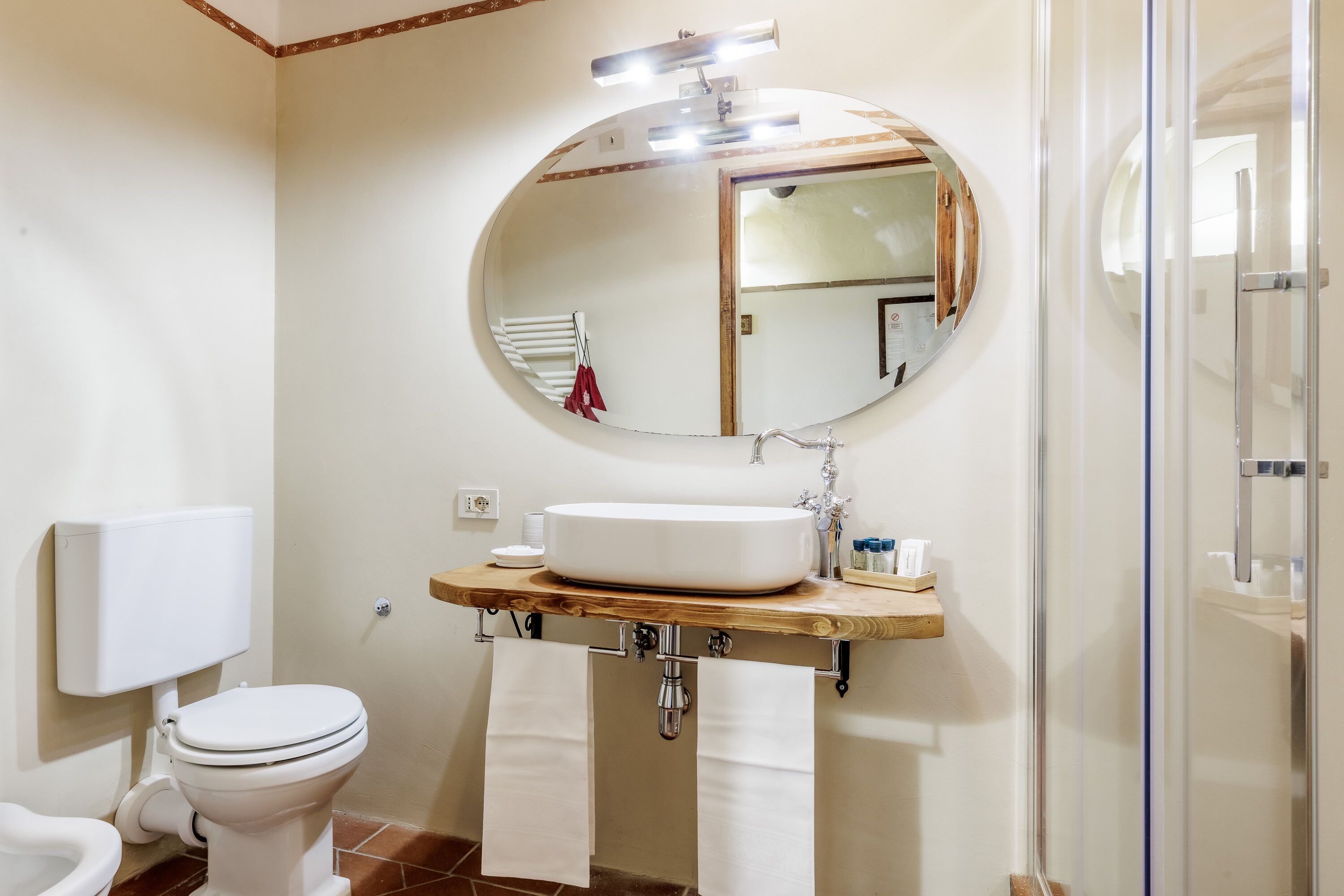 superior room | bathroom | combined shower/bathtub, free toiletries, hair dryer, slippers