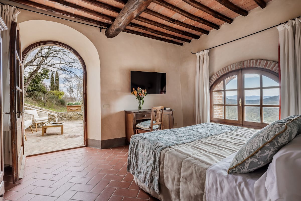 Camera Deluxe Plus | 1 bedroom, minibar, individually decorated, individually furnished