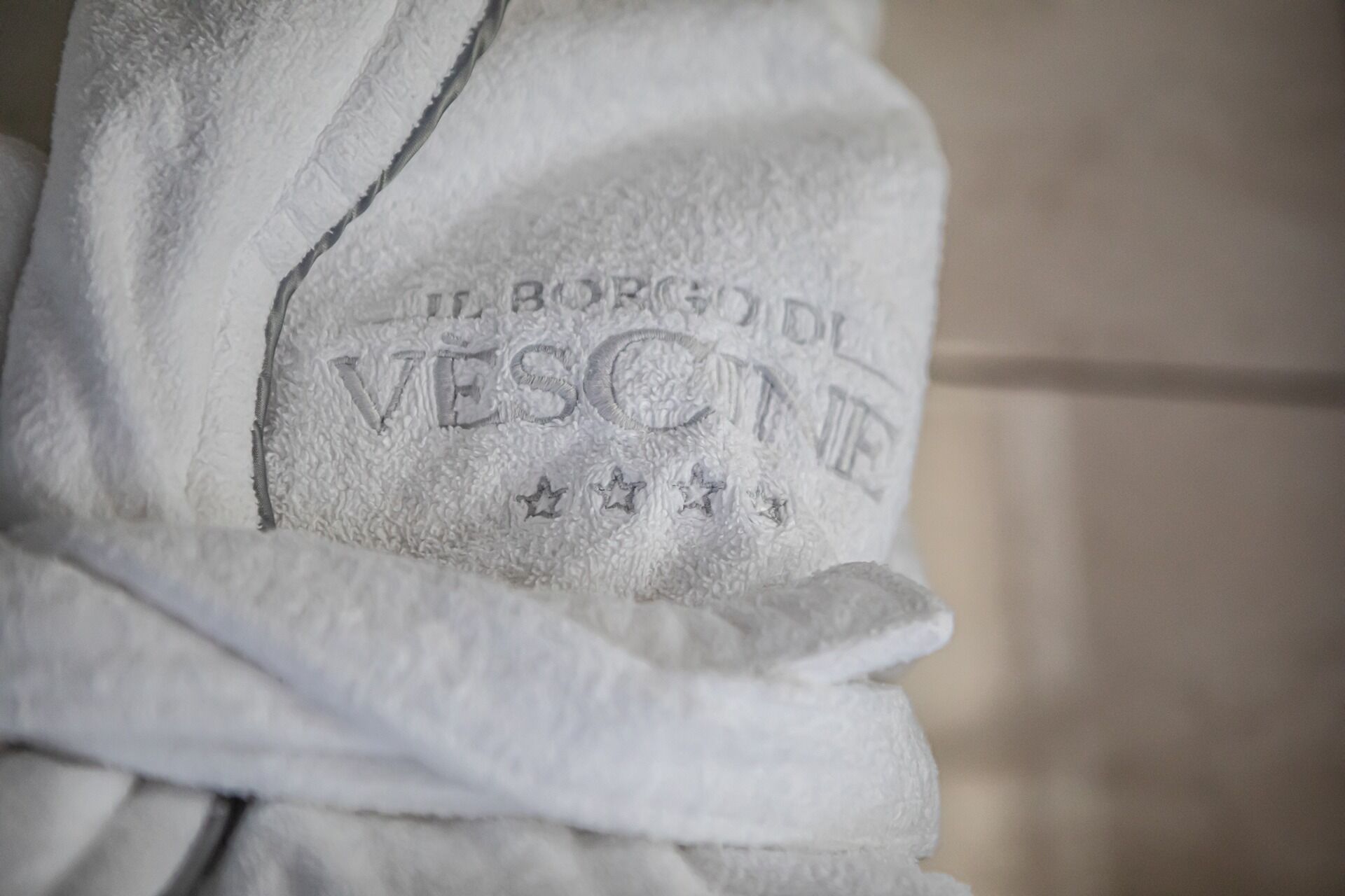 deluxe double room | bathroom | combined shower/bathtub, free toiletries, hair dryer, slippers