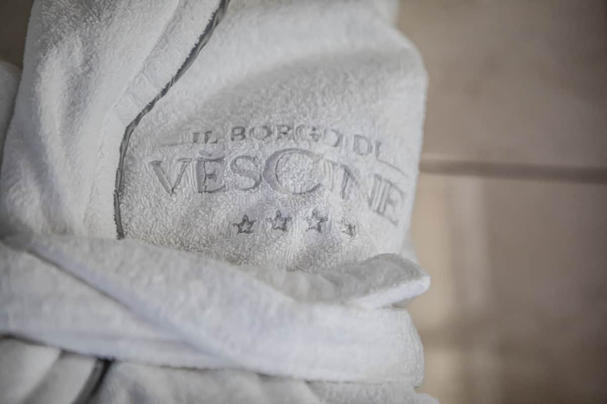 deluxe double room | bathroom | combined shower/bathtub, free toiletries, hair dryer, slippers