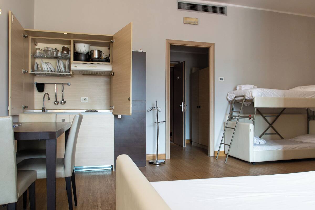 Standard-Vierbettzimmer | Zimmersafe, Schreibtisch, Verdunkelungsvorhänge, schallisolierte Zimmer