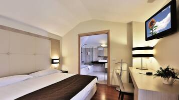 Superior Double Room, 1 King Bed | In-room safe, desk, blackout drapes, soundproofing