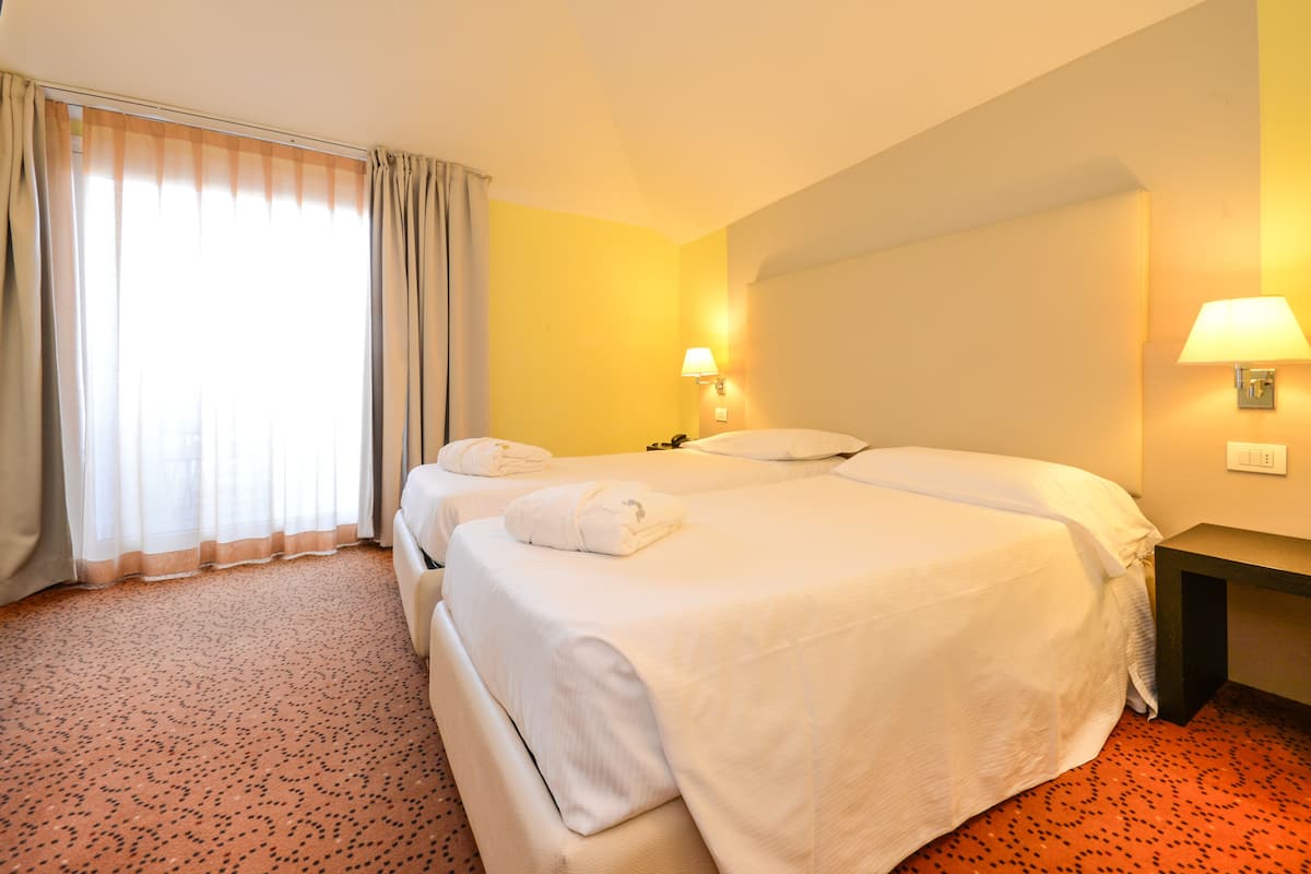 Standard-Zweibettzimmer | Zimmersafe, Schreibtisch, Verdunkelungsvorhänge, schallisolierte Zimmer