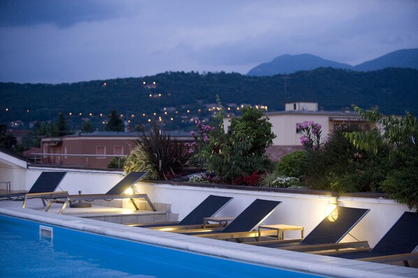 Piscine extérieure (ouverte en saison), parasols de plage