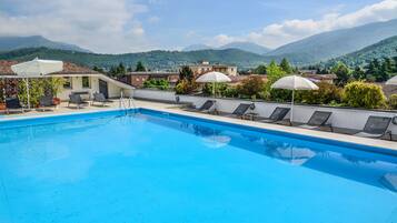 Piscina stagionale all'aperto, ombrelloni da piscina, lettini