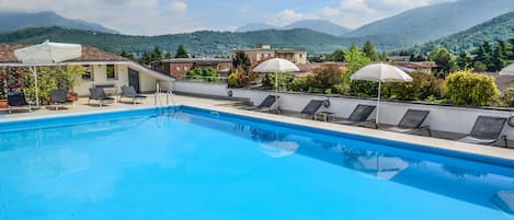 Piscina externa sazonal, guarda-sóis, espreguiçadeiras