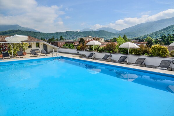 Kolam renang terbuka bermusim, payung kolam, kerusi lepak pantai 