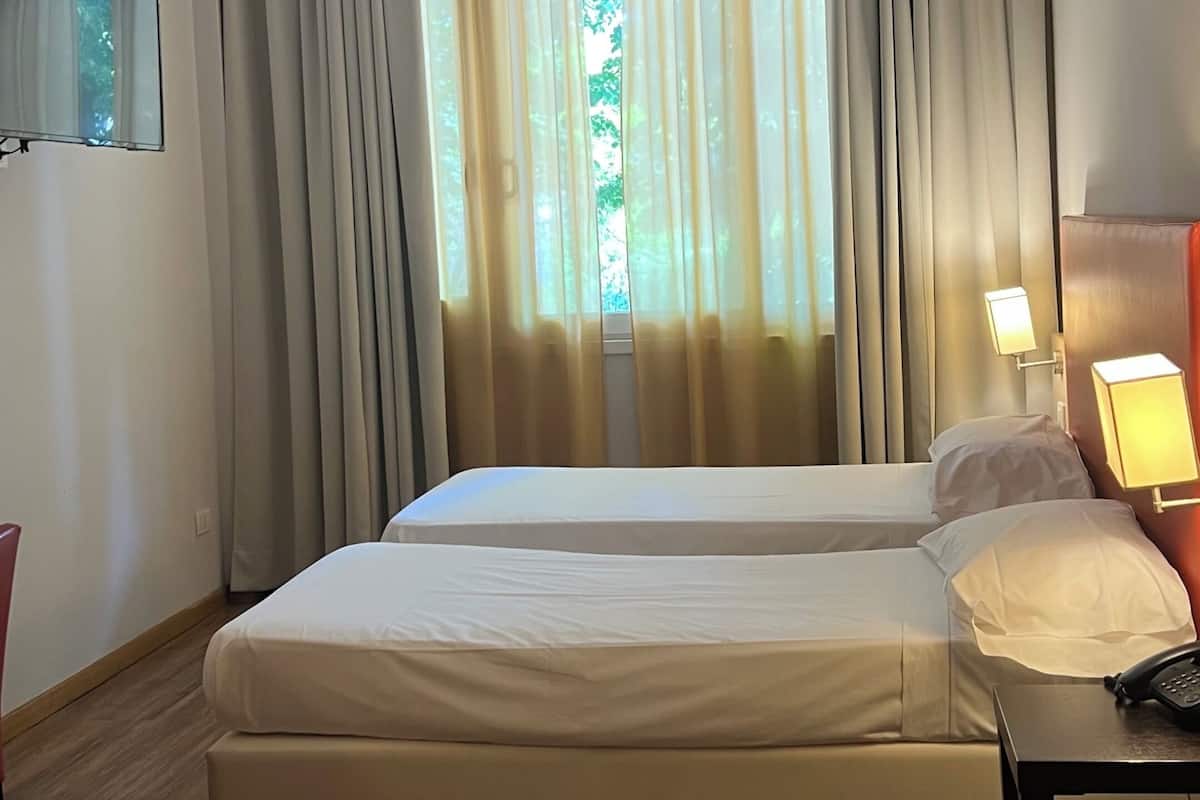 Standard Twin Room | In-room safe, desk, blackout drapes, soundproofing