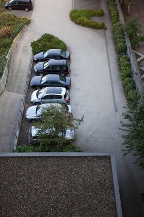 موقف سيارات (بتكلفة إضافية) (15 EUR في اليوم)