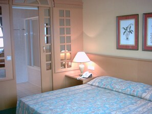 ميني بار وستائر تعتيم ومكواة/لوح كي وأسرّة أطفال/رضّع