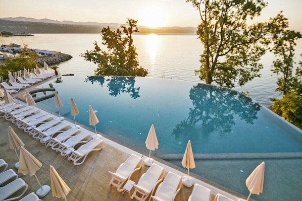 Indoor pool, seasonal outdoor pool, pool umbrellas, pool loungers - Grand Hotel Adriatic I (Opatija)
