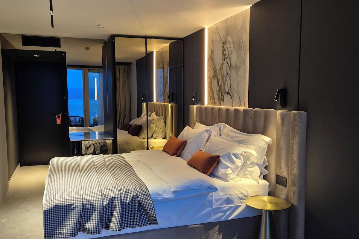 Deluxe Double Room with Sea View | Down comforters, minibar, in-room safe, desk