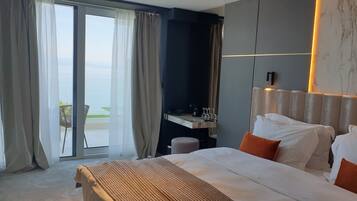 Ein Hotelzimmer mit Bett, Schreibtisch und Blick ins Freie.