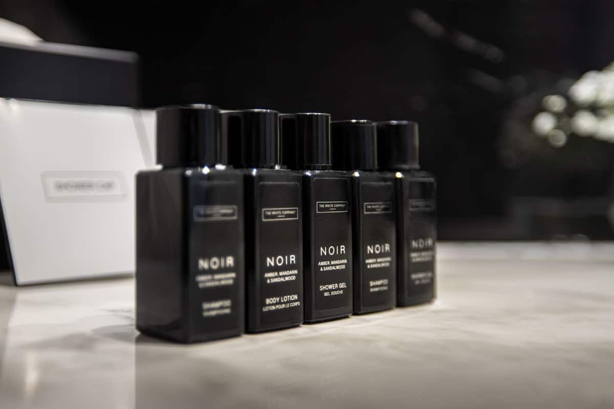 Junior Suite | Bathroom | Shower, free toiletries, hair dryer, bathrobes