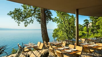 Breakfast and dinner served, ocean views