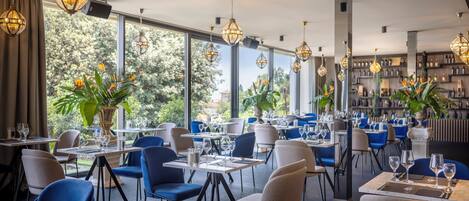 Breakfast and dinner served, sea views