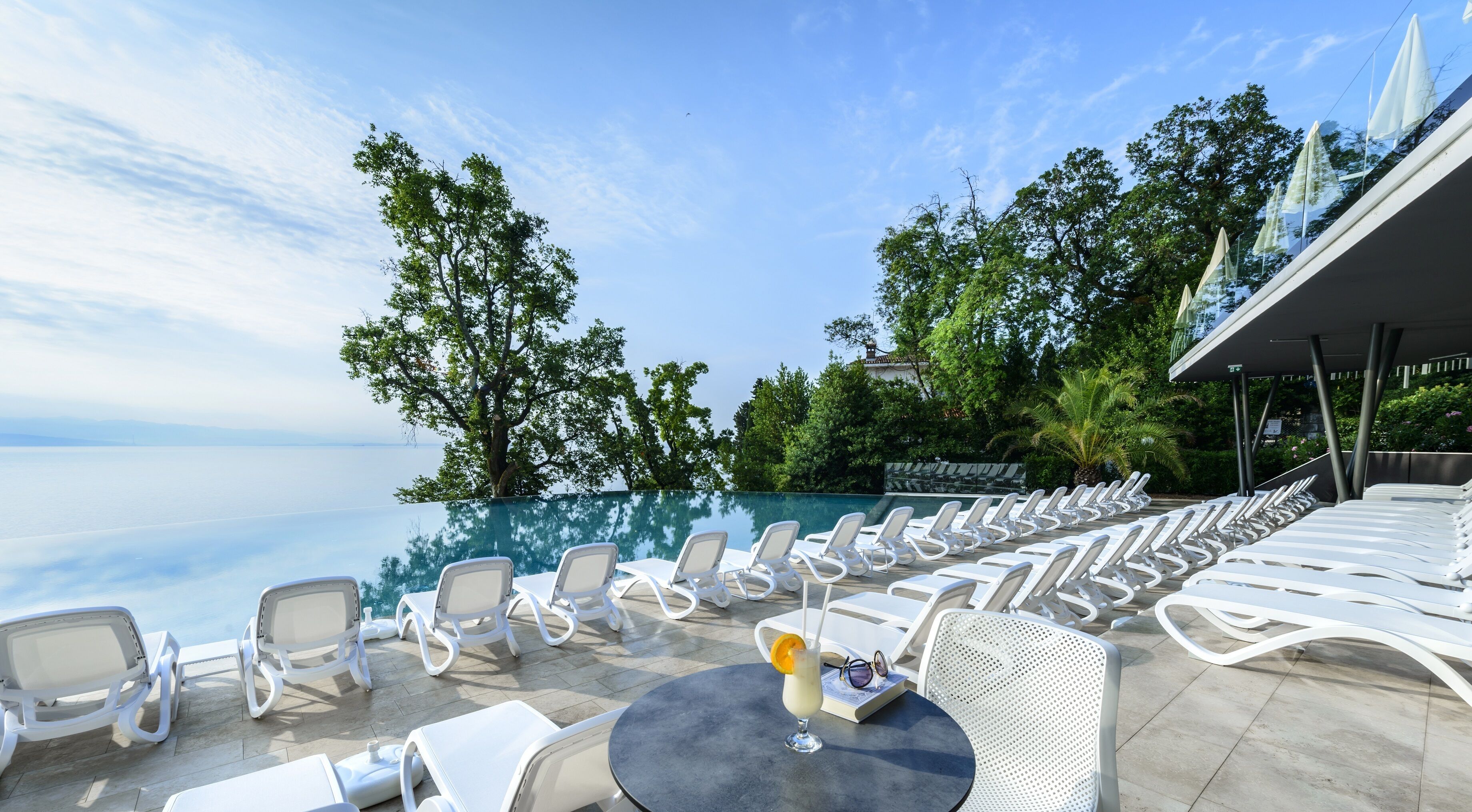 Piscina coperta, piscina stagionale all'aperto, ombrelloni da piscina