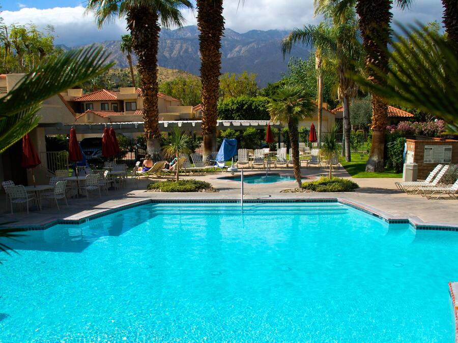 8 outdoor pools