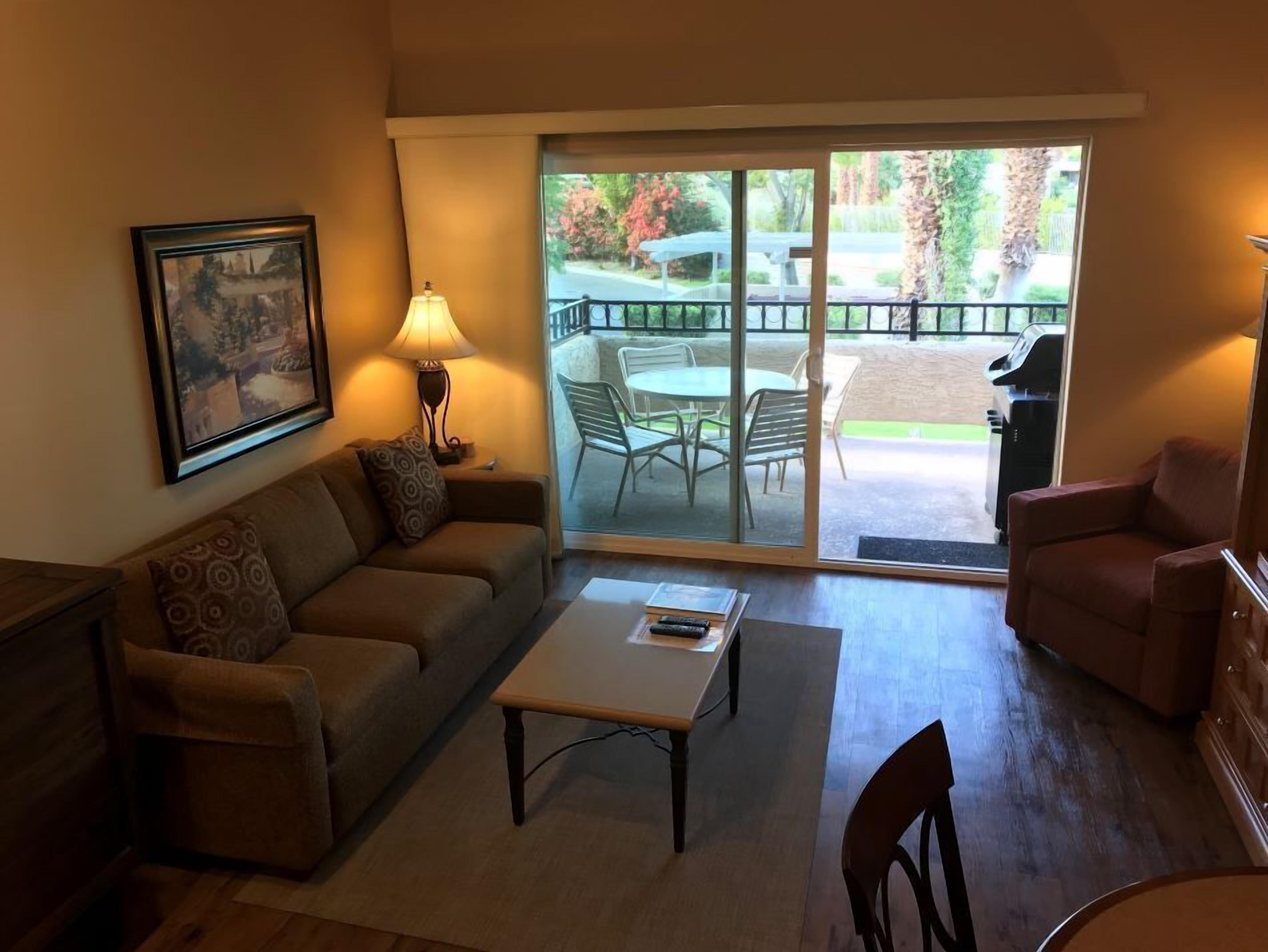 One Bedroom | Oppholdsområde | LCD-TV, DVD-spiller og filmkjøp