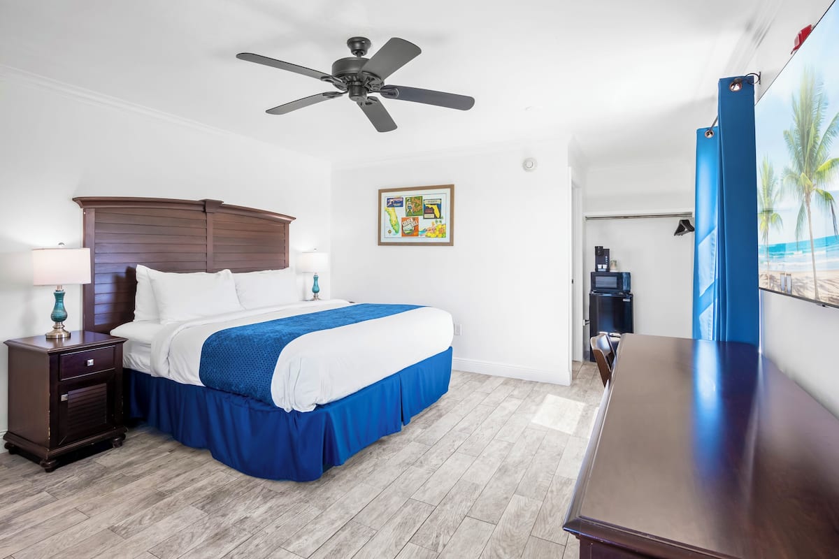 Economy eenpersoonskamer, 1 queensize bed | Individueel gemeubileerd, een strijkplank/strijkijzer, gratis wifi