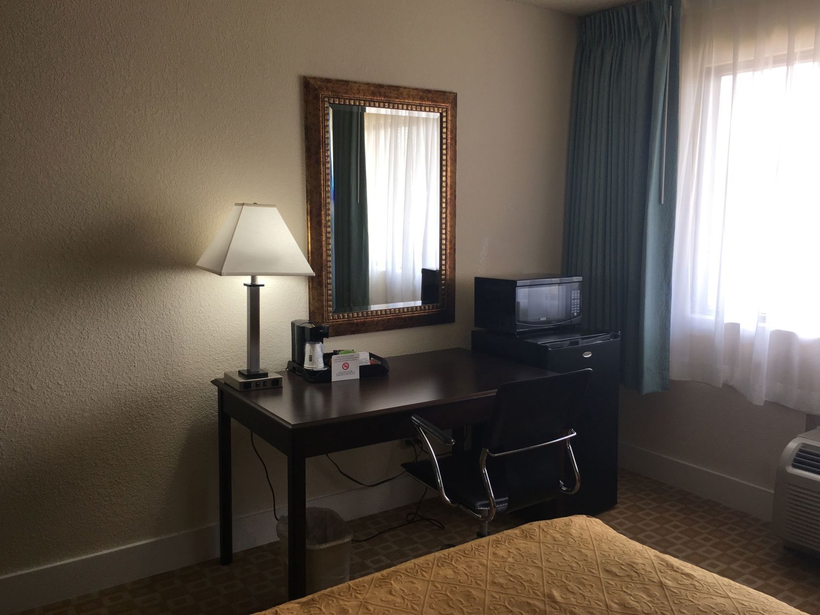 Escritorio, espacio para trabajar con laptop y cortinas blackout 