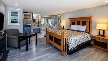 Suite, 1 letto king | Una scrivania, postazione laptop, insonorizzazione, Wi-Fi gratuito
