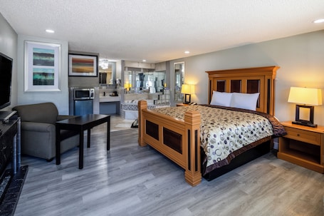 Suite, 1 King Bed | Desk, laptop workspace, soundproofing, free WiFi