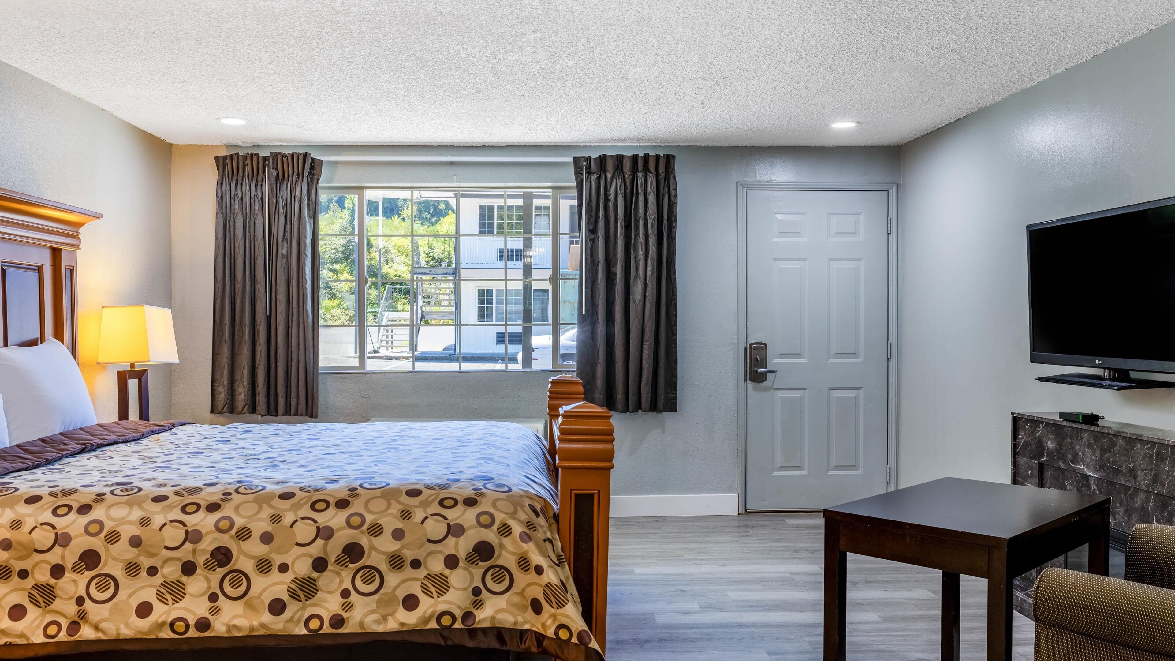 Desk, laptop workspace, soundproofing, free WiFi