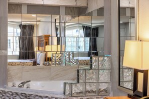 Combined shower/tub, hair dryer, towels