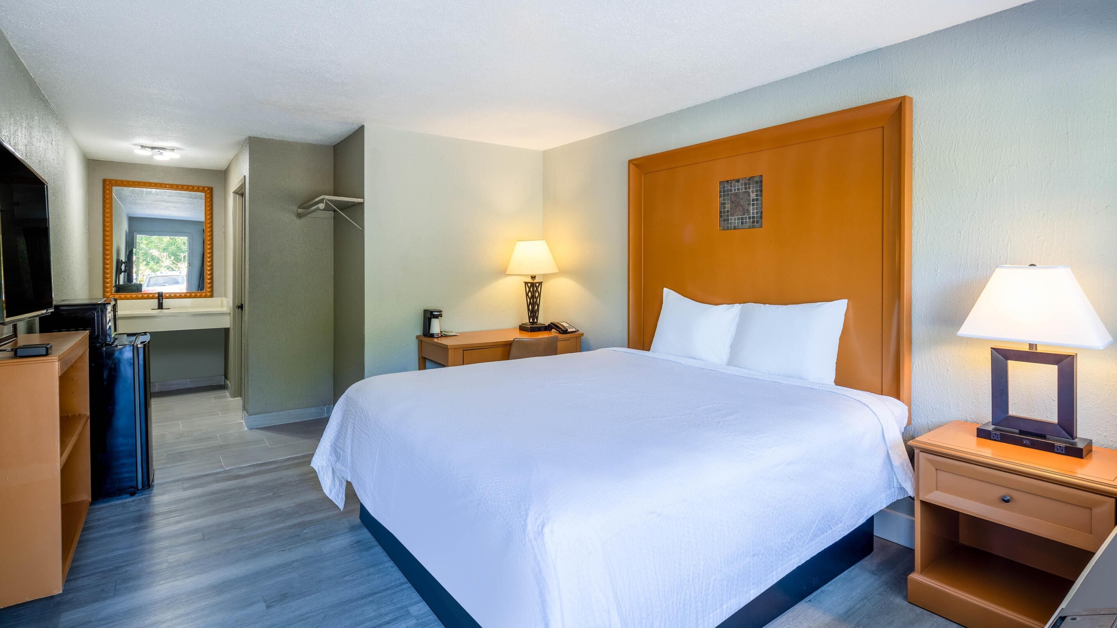 Desk, laptop workspace, soundproofing, free WiFi