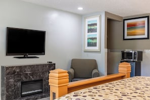 Desk, laptop workspace, soundproofing, free WiFi - Motel 6 – Aberdeen, WA (Aberdeen)